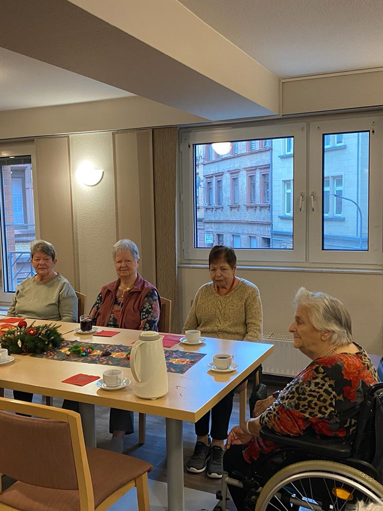 Weihnachtlicher Umtrunk mit Glühwein und Christstollen.