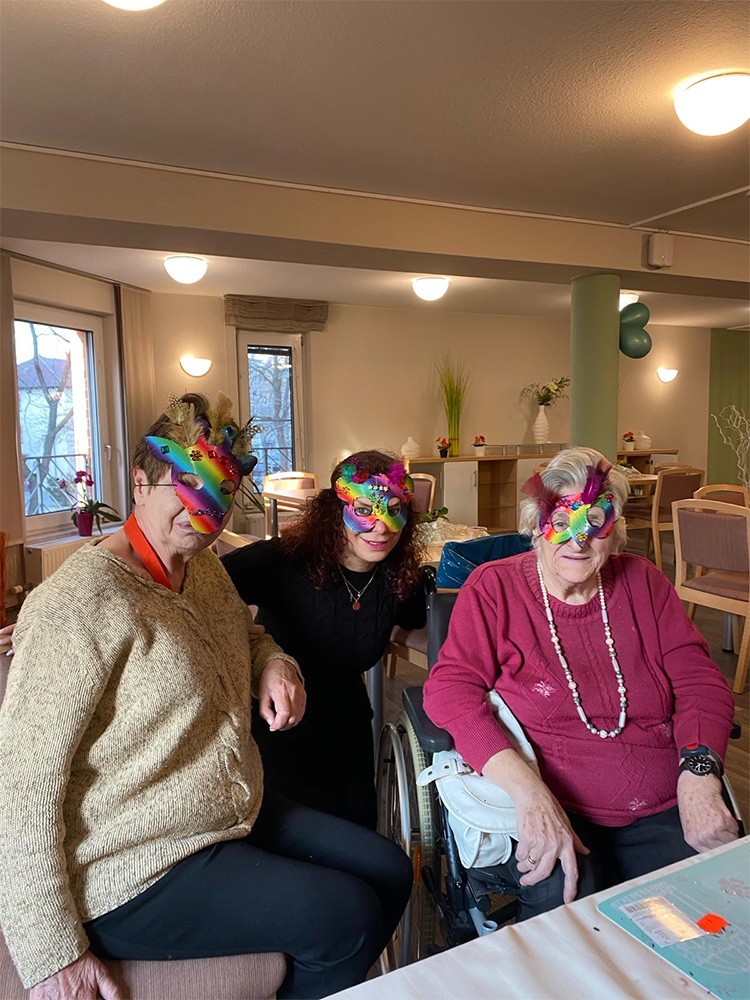 Auf die Masken, fertig, los – Karneval im Seniorenzentrum.
