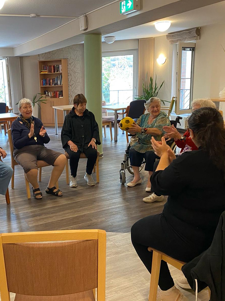 Wer rastet, der rostet: Ballspiel im Gemeinschaftsraum in Ludwigshafen.