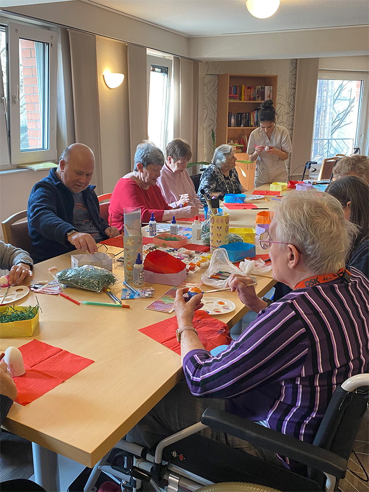 Mit Filzstiften, Pinseln und Deko-Perlen werden aus ganz normalen Eier kleine Kunstwerke.