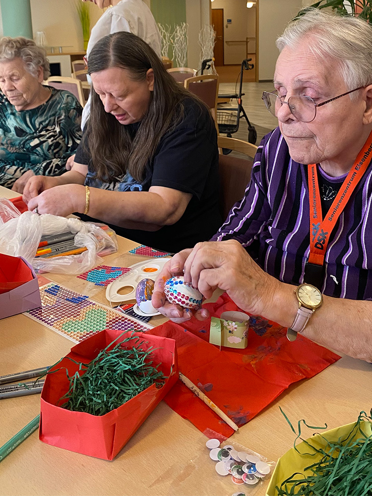 Mit ruhigem Händchen und voller Konzentration ziert eine Perle nach der anderen das farbenfrohe Osterei.