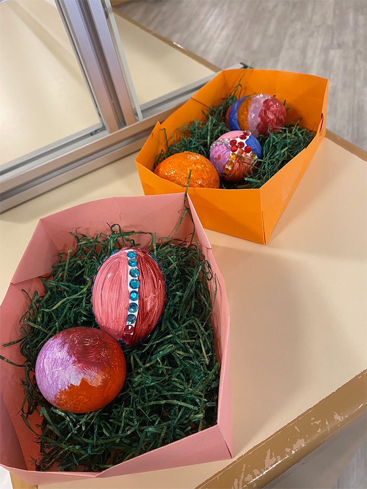 Ein bisschen Kunstgras und ein buntes Körbchen…Voilá!